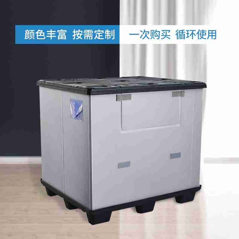 3月14日,在武汉市任炜汉绣工作室,任炜在观看展出的刺绣作品。新华社记者 杜子璇 摄